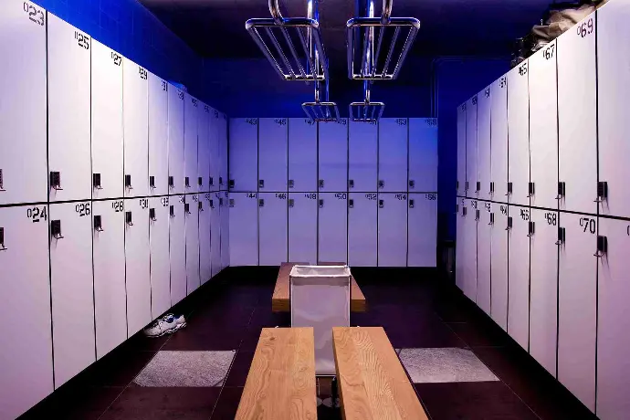 Umkleidekabinen in Fitnessstudios und Sportzentren sauber halten
